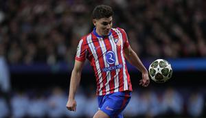 Pemain Atletico Madrid, Julian Alvarez mengontrol bola saat laga leg 2 babak 16 besar Liga Champions 2024/2025 melawan Real Madrid di Metropolitano Stadium, Madrid, Spanyol, Kamis (13/03/2025). (AP Photo/Manu Fernandez)