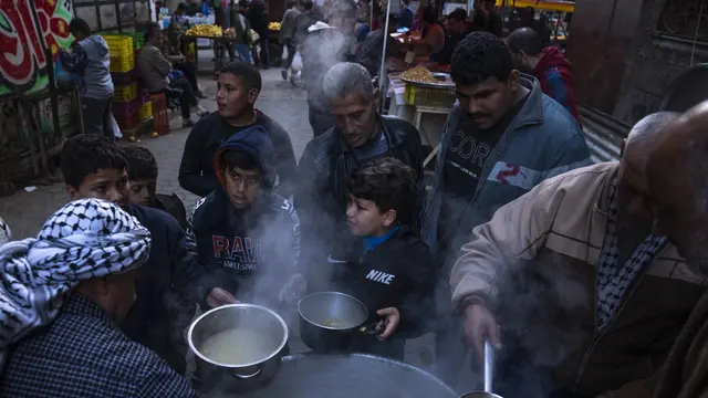 Potret Pria Palestina Berbagi Sup Gratis untuk Buka Puasa di Bulan Ramadhan