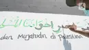 Remaja membuat mural bertema solidaritas untuk Palestina di Gang Jambu, Kedaung, Depok, Jawa Barat, Selasa (18/5/2021). Remaja Majelis Al Muntaqilin membuat mural tersebut sebagai solidaritas serta doa bagi umat muslim Palestina dan Masjid Al Aqsa atas serangan Israel. (merdeka.com/Arie Basuki)