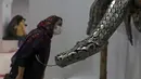 Sebuah patung ular yang terbuat dari besi tua dipajang di area indoor Shahreza Metal Zoo di pusat kota Shahreza sekitar 425 kilometer selatan ibu kota Teheran, Iran pada 13 Oktober 2021. Seniman Iran kakak-beradik ini membuat patung binatang sepenuhnya dari barang daur ulang. (AP Photo/Vahid Salemi)