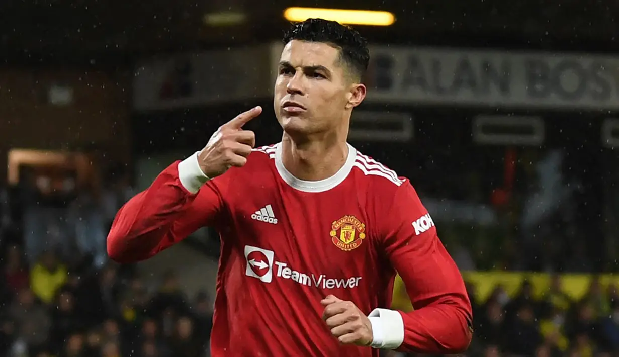 Pemain Manchester United Cristiano Ronaldo melakukan selebrasi usai mencetak gol ke gawang Norwich City dari titik penalti pada pertandingan sepak bola Liga Inggris di Stadion Carrow Road, Norwich, Inggris, 11 Desember 2021. Manchester United menang 1-0. (Daniel LEAL/AFP)