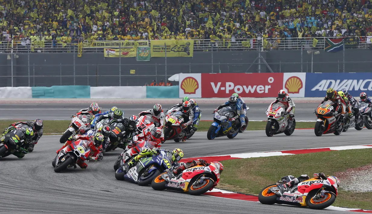 Pembalap Repsol Honda Dani Pedrosa (depan) memimpin pada lap pertama di Sirkuit Sepang, Malaysia, Minggu (25/10/2015). Duo pembalap Yamaha Jorge Lorenzo dan Valentino Rossi menyelesaikan balapan dengan finis dibelakangnya. (REUTERS/Olivia Harris)