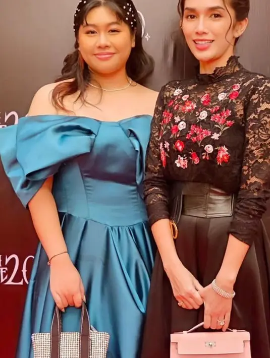 Tatanan rambut yang dibentuk wavy dan aksesori mutiara mempermanis penampilan Amel. [Foto: IG/ussypratama].