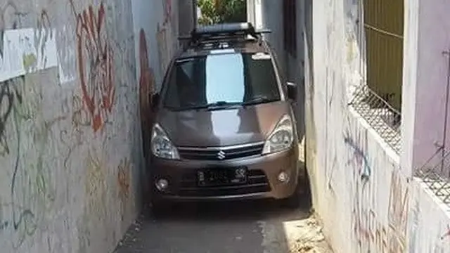 6 Potret Kendaraan Terjebak di Gang Sempit Ini Bikin Tepuk Jidat