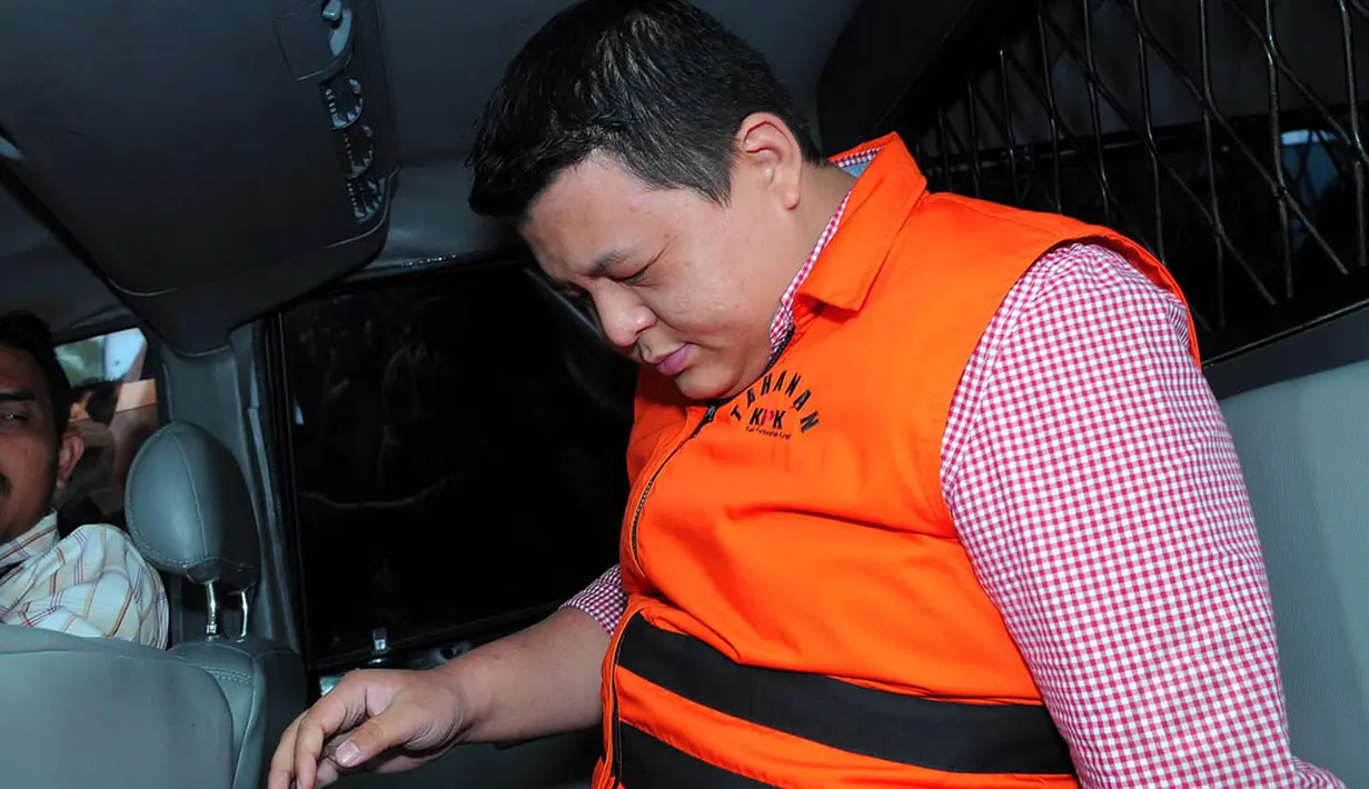 Pengusaha Teddy Renyut menyuap Bupati Biak Numfor, Yesaya Sombuk dengan uang senilai hampir satu miliar (Liputan6.com/Faisal R Syam )