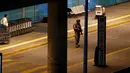 Seorang tentara Turki melakukan penjagaan di Bandara Atarturk, Istanbul, pasca ledakan bom, Selasa (28/6). Pejabat otoritas setempat, menyebut para pelaku meledakkan diri usai polisi menembaki mereka di pintu masuk terminal bandara. (REUTERS/Murad Sezer)
