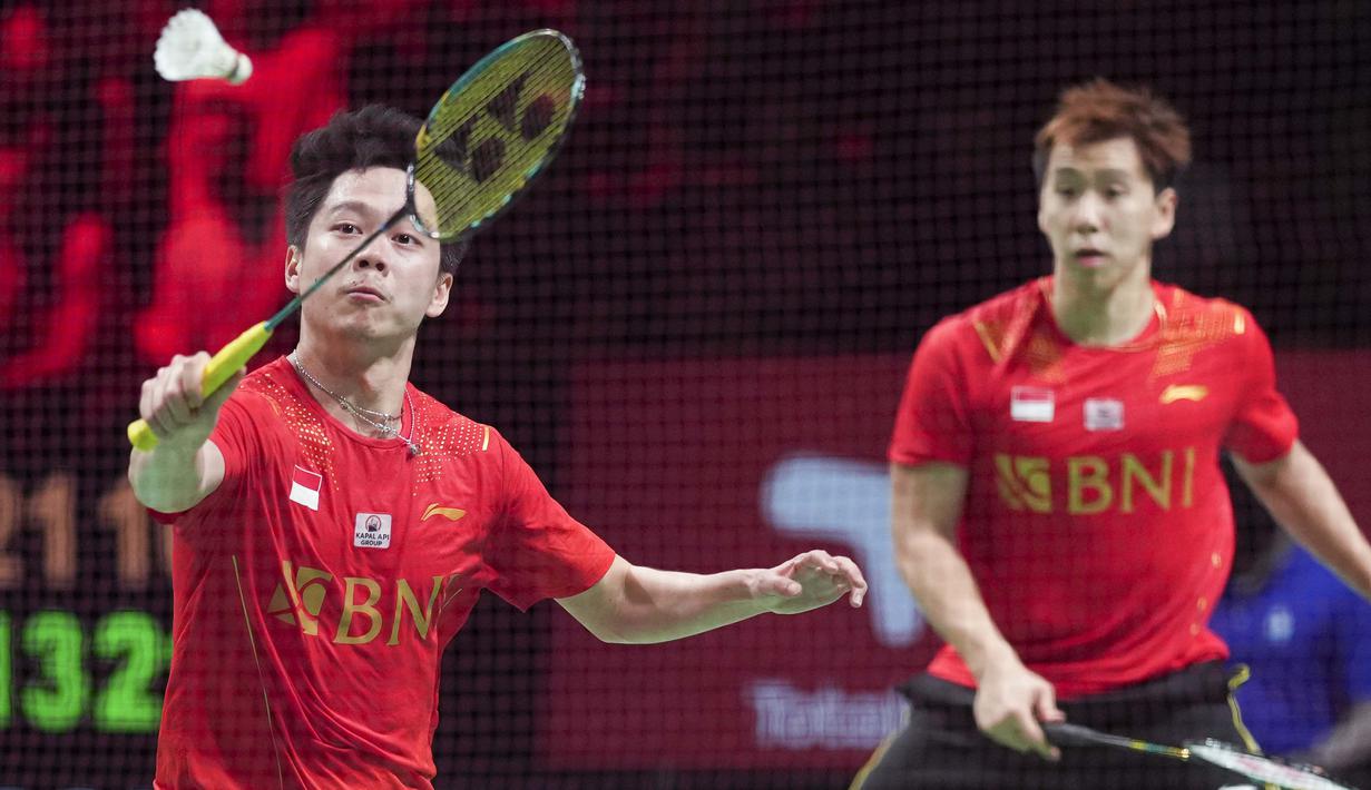 Atlet bulutangkis ganda putra Indonesia, Kevin Sanjaya Sukamuljo dan Marcus Fernaldi Gideon saat tampil melawan wakil Denmark di semifinal Piala Thomas 2020 yang berlangsung di Denmark, Jumat (15/10/2021).  (AP via Ritzau Scanpix/Claus Fisker)