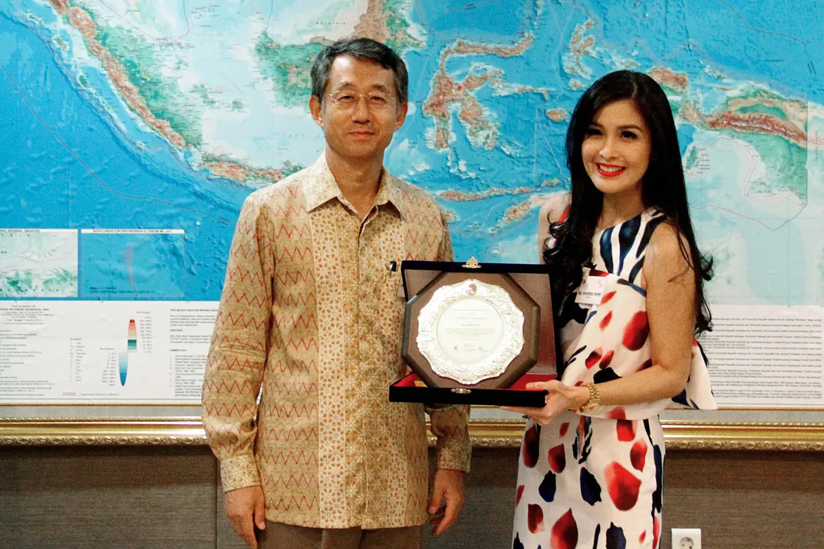 20151210-Sandra Dewi Dapat Penghargaan dari Dubes Korsel-Jakarta