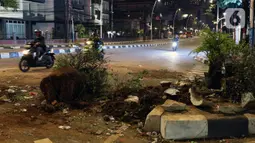 Sejumlah pot beserta tanamannya terlihat rusak parah di kawasan Gondangdia, Jakarta, Kamis (8/10/2020). Unjuk rasa menentang disahkannya Omnibus Law UU Cipta Kerja berujung aksi anarkis merusak berbagai fasilitas umum. (Liputan6.com/Helmi Fithriansyah)
