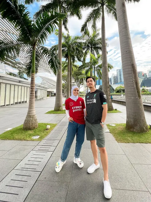 Seru Nonton Bola, Ini 7 Potret Liburan Nycta Gina dan Rizky Kinos di Singapura