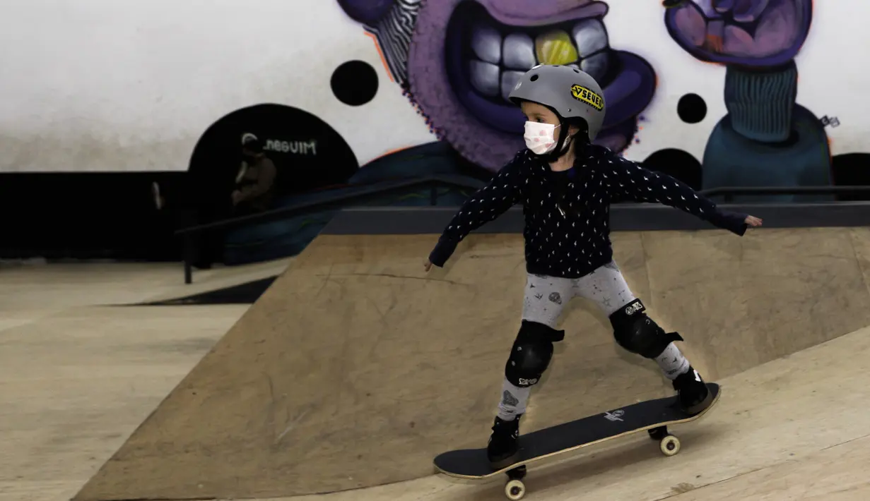 Alice (7) bermain skate dalam acara Girl Power Day di Sao Paulo, Brasil, Rabu (4/8/2021). Keberhasilan atlet muda Brasil Rayssa Leal (13) meraih medali perak Olimpiade Tokyo 2020 membuat perempuan muda di negaranya berharap menjadi bintang skateboard berikutnya. (AP Photo/Marcelo Chello)