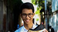 Alam Ganjar berfoto dengan produk sepatu Sagasco. (dok. Instagram @alamganjar/https://www.instagram.com/p/BgQ702nAnfF//Tri Ayu Lutfiani)