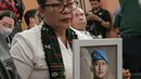 Ibunda Nofriansyah Yosua Hutabarat atau Brigadir J, Rosti Simanjuntak membawa foto sang anak saat menghadiri sidang vonis terdakwa Ferdy Sambo di Pengadilan Negeri Jakarta Selatan, Senin (13/2/2023). Rosti didampingi kuasa hukum keluarga Martin Lukas Simanjuntak menonton langsung sidang putusan terhadap Ferdy Sambo. (Liputan6.com/Faizal Fanani)