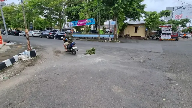 Warga Wonosari kesal jalan dilubangi