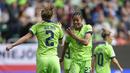 Pemain Wolfsburg, Svendis Jane Jonsdottir (tengah) merayakan gol kedua timnya pada laga leg pertama semifinal Liga Champions Wanita 2022/2023 melawan Arsenal di Volkswagen Arena, Wolfsburg, Jerman, Minggu (23/04/2023). Laga berakhir dengan skor 2-2. (AP Photo/Martin Meissner)