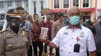 Pejabat Bawaslu Ogan Ilir menerima hadiah tikus putih dari para pendemo (Liputan6.com / Nefri Inge)