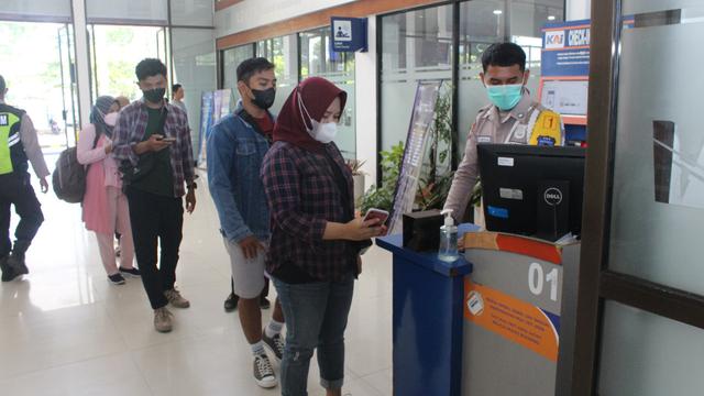 Penumpang antre untuk pemeriksaan tiket sebelum naik ke dalam kereta api di Staisun Banyuwangi Kota (Istimewa)