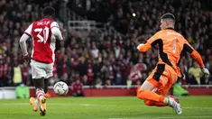 Pemain Arsenal Eddie Nketiah (kiri) mencetak gol ke gawang Leeds United yang dijaga kiper Illan Meslier pada pertandingan Piala Liga Inggris di Emirates Stadium, London, Inggris, 26 Oktober 2021. Arsenal menang 2-0. (AP Photo/Matt Dunham)