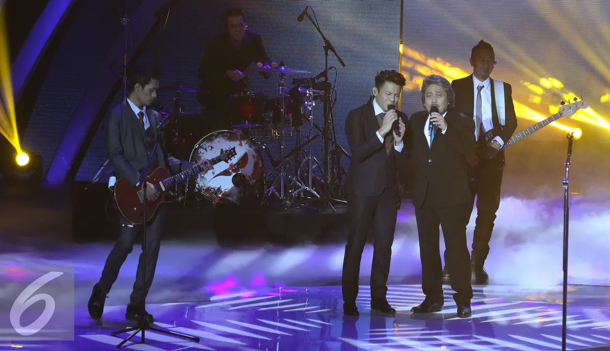 Band Noah dan Sam Bimbo saat membawakan lagu dalam konser The Biggest Concert Noah 'Sings Legends'  di Jakarta, Kamis (19/5). Konser ini akan menjadi saksi NOAH meluncurkan album terbaru bertajuk Sings Legend. (Liputan6.com/Herman Zakharia)