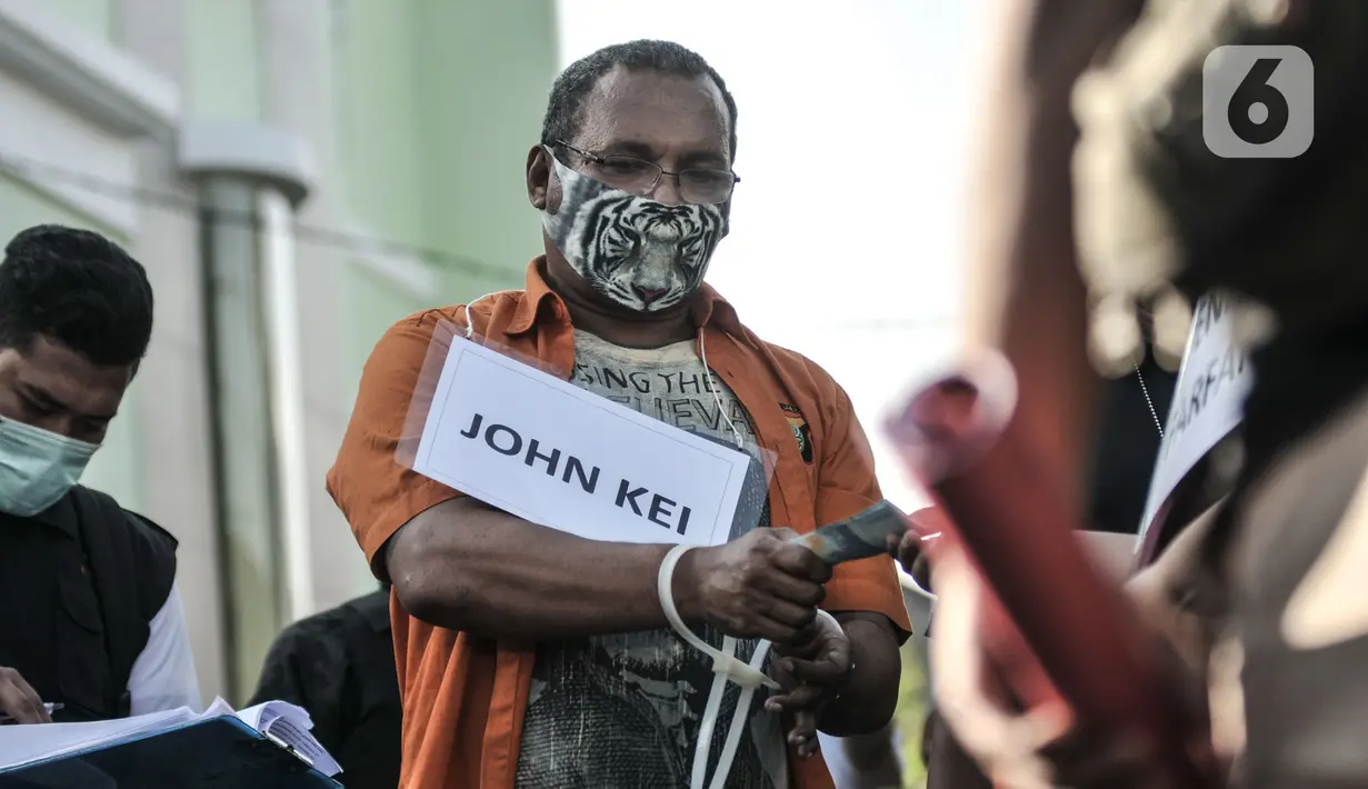 Tersangka John Kei memperagakan salah satu adegan dalam rekonstruksi kasus penyerangan anak buah John Kei terhadap kelompok Nus Kei di kediaman John Kei di Perumahan Tytyan Indah, Bekasi, Jawa Barat, Senin (6/7/2020).(merdeka.com/Iqbal S. Nugroho)