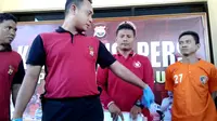 Aparat Kepolisian Resort Kota Bengkulu memberikan keterangan pers terkait kasus Pembunuhan di Kelurahan Tanjung Jaya (Liputan6.com/Yuliardi Hardjo)