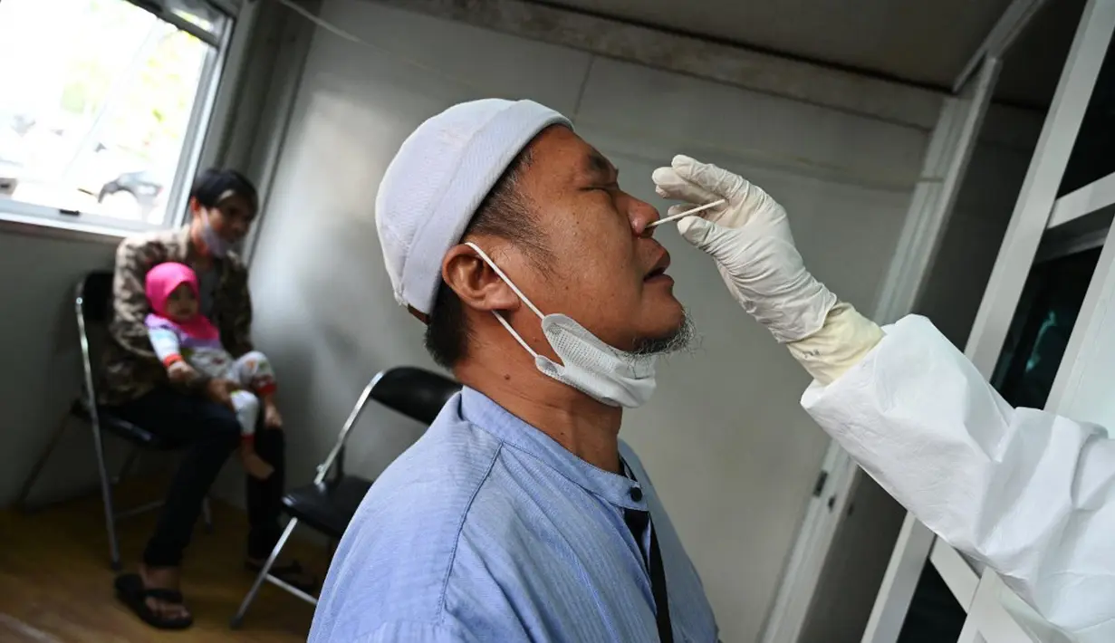 Seorang pria menjalani tes virus corona COVID-19 di Banda Aceh, Aceh, Jumat (13/8/2021). Berdasarkan data covid19.acehprov.go.id pada 12 Agustus 2021 hingga pukul 18.00, kasus COVID-19 di Aceh sebanyak 26.309, dalam perawatan 6.208, sembuh 18.970, dan meninggal 1.131. (CHAIDEER MAHYUDDIN/AFP)