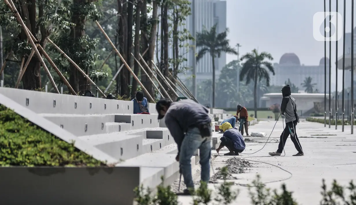 Aktivitas pekerja saat menyelesaikan proyek revitalisasi Plaza Selatan Monumen Nasional (Monas), Jakarta, Senin (6/7/2020). Proyek revitalisasi yang menelan biaya Rp71 miliar dan sempat menuai polemik tersebut kini hampir rampung. (merdeka.com/Iqbal S. Nugroho)
