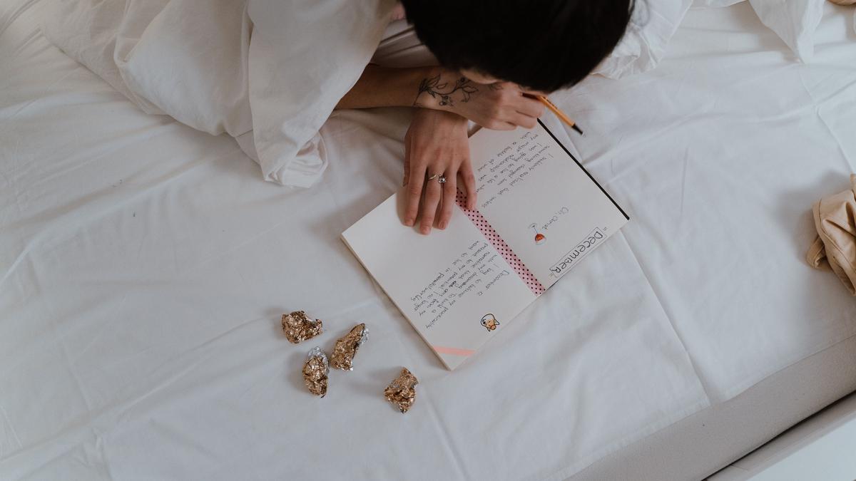 Kebiasaan Journaling 5 Menit Sebelum Tidur agar Tidur Lebih Nyenyak