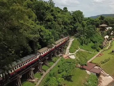 Jembatan di atas Sungai Kwai, bagian paling terkenal dari "Death Railway" di Kanchanaburi, Thailand pada 19 Agustus 2020. Saat Perang Dunia II, Jepang memaksa lebih dari 60.000 tahanan perang sekutu dan hampir 300.000 pekerja Asia Tenggara membangun jalur kereta tersebut. (Xinhua/Thana)