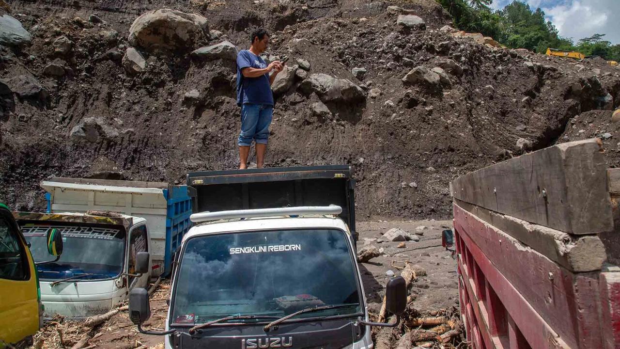 FOTO: Penampakan Truk Tertimbun Lahar Dingin Gunung Merapi, Menewaskan Tiga Orang