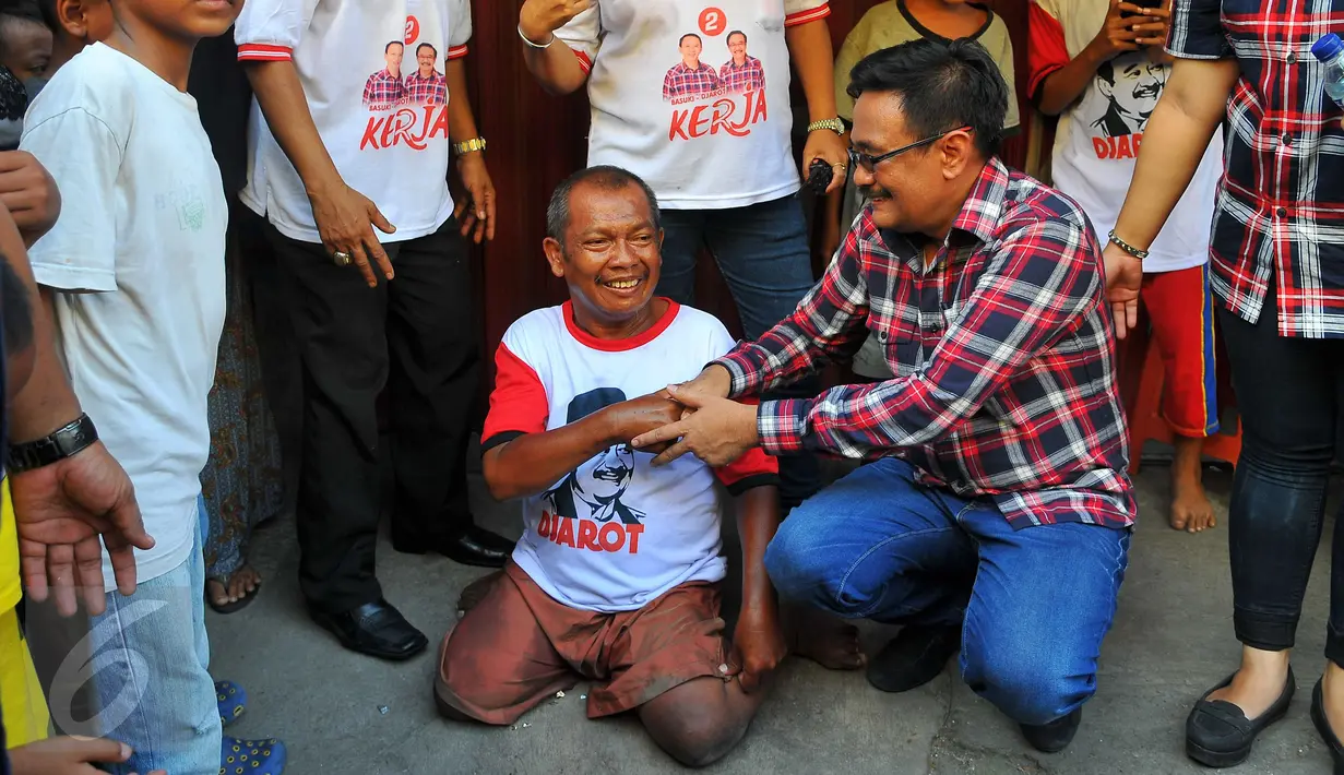 Cagub DKI Jakarta Djarot Saiful Hidayat berbincang dengan warga saat blusukan di Kebon Bawang, Jakarta Utara, Sabtu (26/11). Djarot juga menjelaskan bantuan transportasi gratis bagi mereka yang lansia dan kurang mampu. (Liputan6.com/Angga Yuniar)