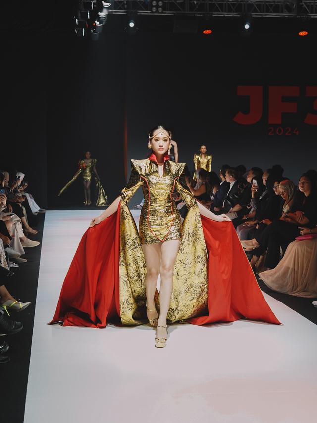 7 Potret Laura Moane di Catwalk JF3, Tampil Menyala dengan Busana Emas