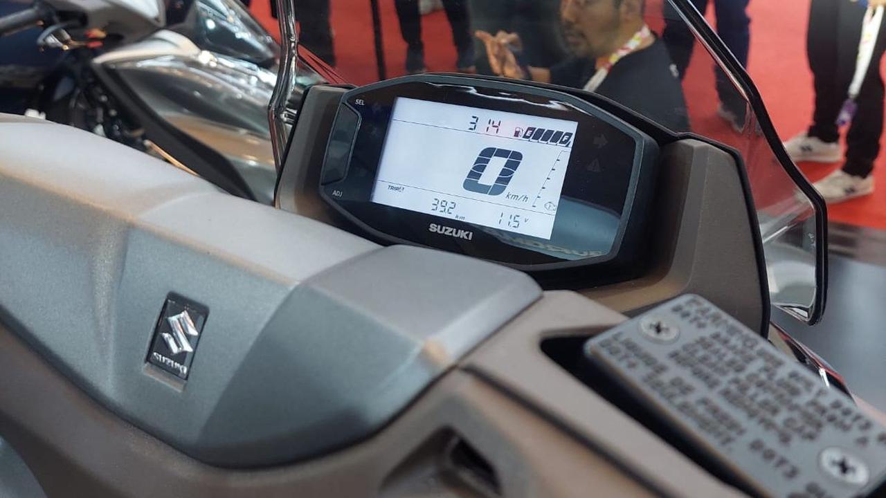 Suzuki Burgman 125EX mementingkan kenyamanan pengguna. Kapasitas bagasinya besar, jok mewah-nyaman, USB charging port, LED headlight dan rearlight, serta panel instrumen full-digital.<br>