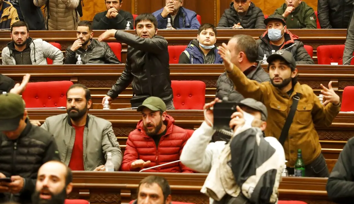 Demonstran berdebat saat mereka masuk ke Gedung Parlemen memprotes kesepakatan untuk menghentikan pertempuran di wilayah Nagorno-Karabakh, Yerevan, Armenia, Selasa (10/11/2020). PM Armenia Nikol Pashinian menyerukan diakhirinya pertempuran dengan Azerbaijan. (AP Photo/Dmitri Lovetsky)