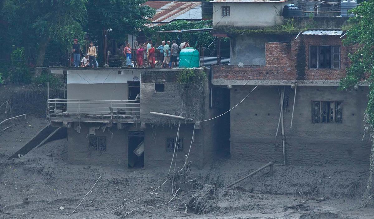 Helikopter Evakuasi Korban Banjir Bandang di Nepal