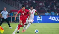 Pemain Timnas Indonesia, Dony Tri Pamungkas, berebut bola dengan pemain Mozambik, Valter Antonio Dauce, pada FIFA Matchday di Stadion Utama Gelora Bung Karno (SUGBK), Jakarta, pada Selasa (9/6/2026). (Bola.com/Abdul Aziz)