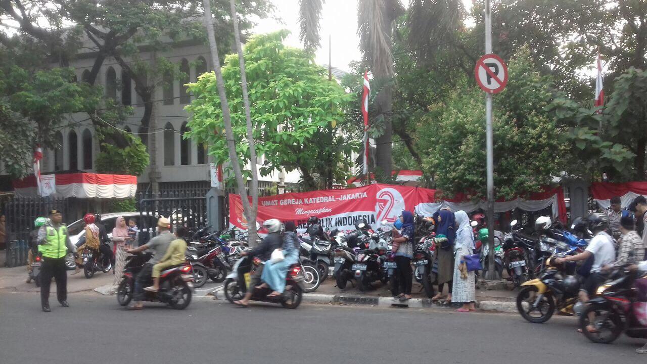 Pihak keamanan Gereja Katedral akhirnya membuka lebar pintu gerbangnya dan membiarkan pengendara motor untuk masuk ke dalam.