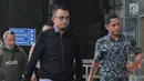 Ketua Fraksi PAN DPRD Lampung Agus Bhakti Nugroho (tengah) saat tiba di Gedung KPK, Jakarta, Jumat (27/7). Agus akan menjalani pemeriksaan 1x24 jam oleh penyidik KPK. (Merdeka.com/Dwi Narwoko)