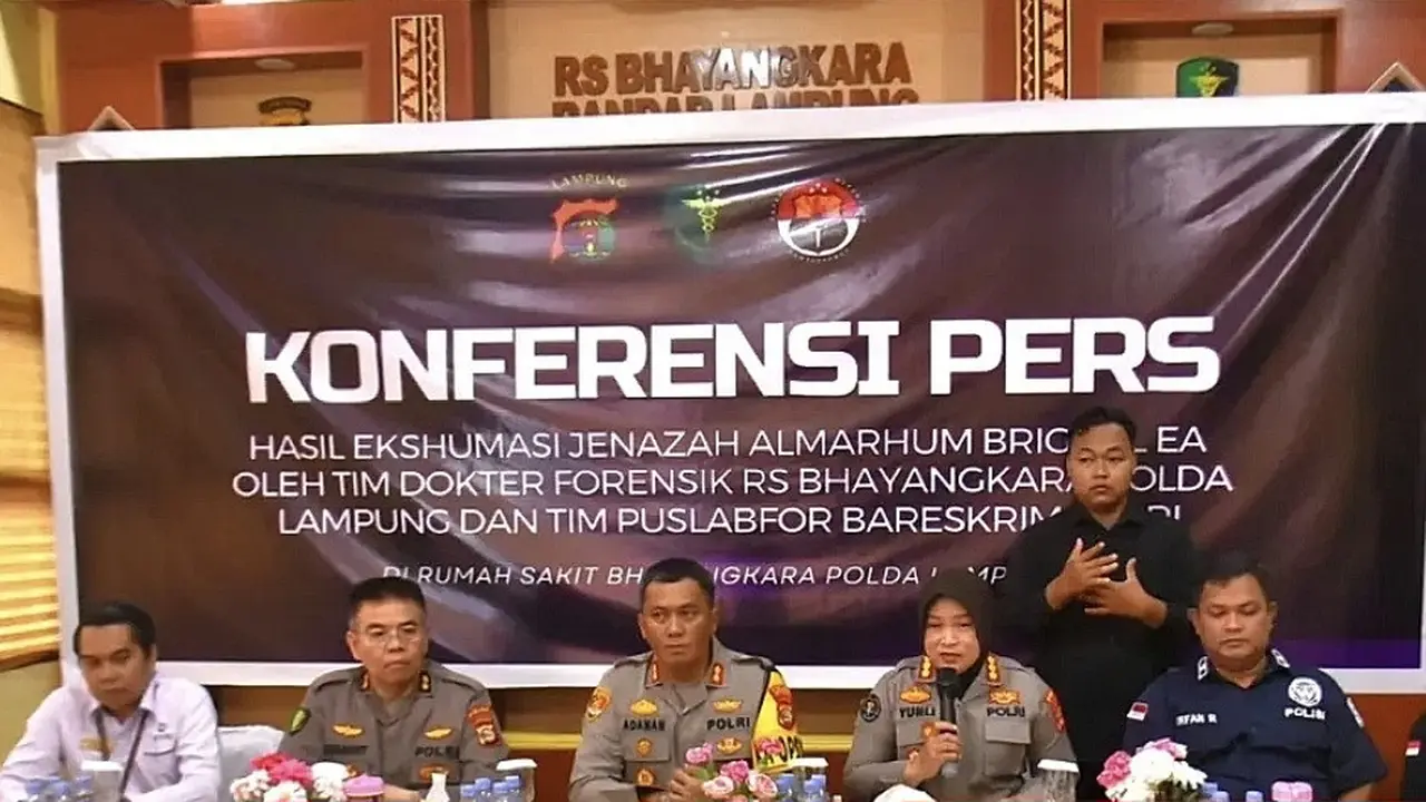 Konferensi pers hasil ekshumasi jenazah almarhum anggota Polres Waykanan, Brigpol EA yang diduga tewas bunuh diri di dalam rumahnya pada Januari 2025 lalu. Foto : (Istimewa).