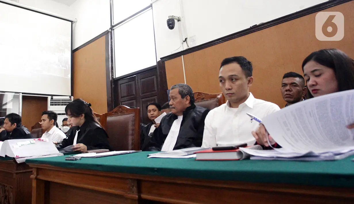 Bharada E (tengah kiri) dan Ricky Rizal (tengah kanan) saat menghadiri sidang lanjutan kasus pembunuhan berencana terhadap Nofriansyah Yosua Hutabarat atau Brigadir J di Pengadilan Negeri Jakarta Selatan, Senin (21/11/2022). Dalam sidang tersebut Jaksa Penuntut Umum (JPU) Kejaksaan Negeri Jakarta Selatan menghadirkan 11 orang saksi, sembilan di antaranya merupakan anggota Polri dan dua sisanya karyawan swasta. (Liputan6.com/Johan Tallo)