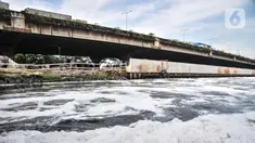 Kondisi limbah busa yang mencemari Kali Ancol, Jakarta Utara, Rabu (16/3/2022). Munculnya busa tersebut diduga berasal dari limbah rumah tangga dan industri akibat belum efektifnya Instalasi Pengolahan Air Limbah (IPAL). (merdeka.com/Iqbal S. Nugroho)