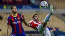 Pemain Athletic Bilbao, Raul Garcia, menendang bola saat melawan Barcelona pada laga final Piala Super Spanyol di Stadion La Cartuja, Minggu (17/1/2021). Athletic Bilbao menang 3-2 atas Barcelona. (AP/Miguel Morenatti)