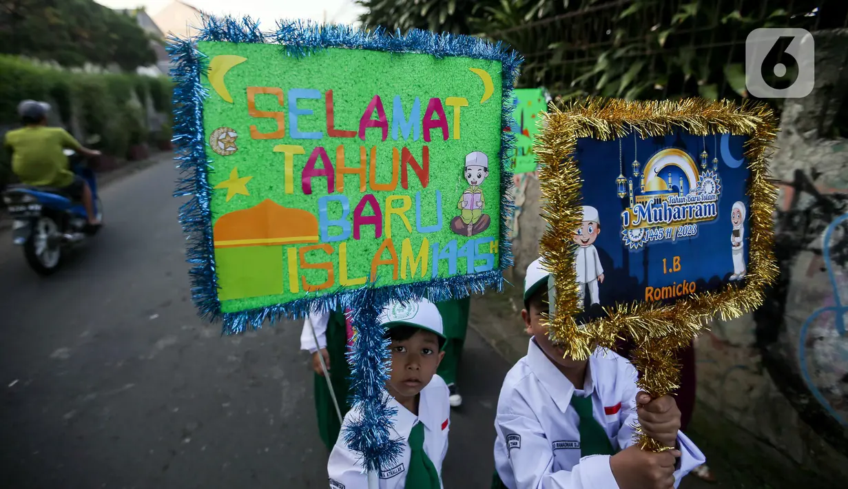 Dengan berseragam lengkap, anak-anak berjalan di sisi jalan dengan membawa poster bertuliskan ucapan "Selamat Tahun Baru Islam. (Liputan6.com/Faizal Fanani)