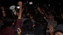 Massa dari HMI bersitegang dengan polisi saat unjuk rasa usai sidang vonis terhadap Anas Urbaningrum di Pengadilan Tipikor, Jakarta, (24/9/14). (Liputan6.com/Miftahul Hayat) 
