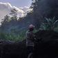 Seorang pria bekerja di lokasi penambangan pasir saat Gunung Merapi mengeluarkan abu vulkanik di Yogyakarta, Indonesia, (22/5).  Pihak berwenang juga memerintahkan warga dalam jarak 3 kilometer (2 mil) untuk mengungsi. (AP Photo/Slamet Riyadi)