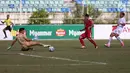 Gelandang Timnas Indonesia U-19, Witan Sulaiman melepaskan bola kearah gawang Thailand pada laga Piala AFF U-18 di Stadion Thuwanna, Yangon, Jumat (15/9). Thailand menang adu penalti 3-2. (Liputan6.com/Yoppy Renato)