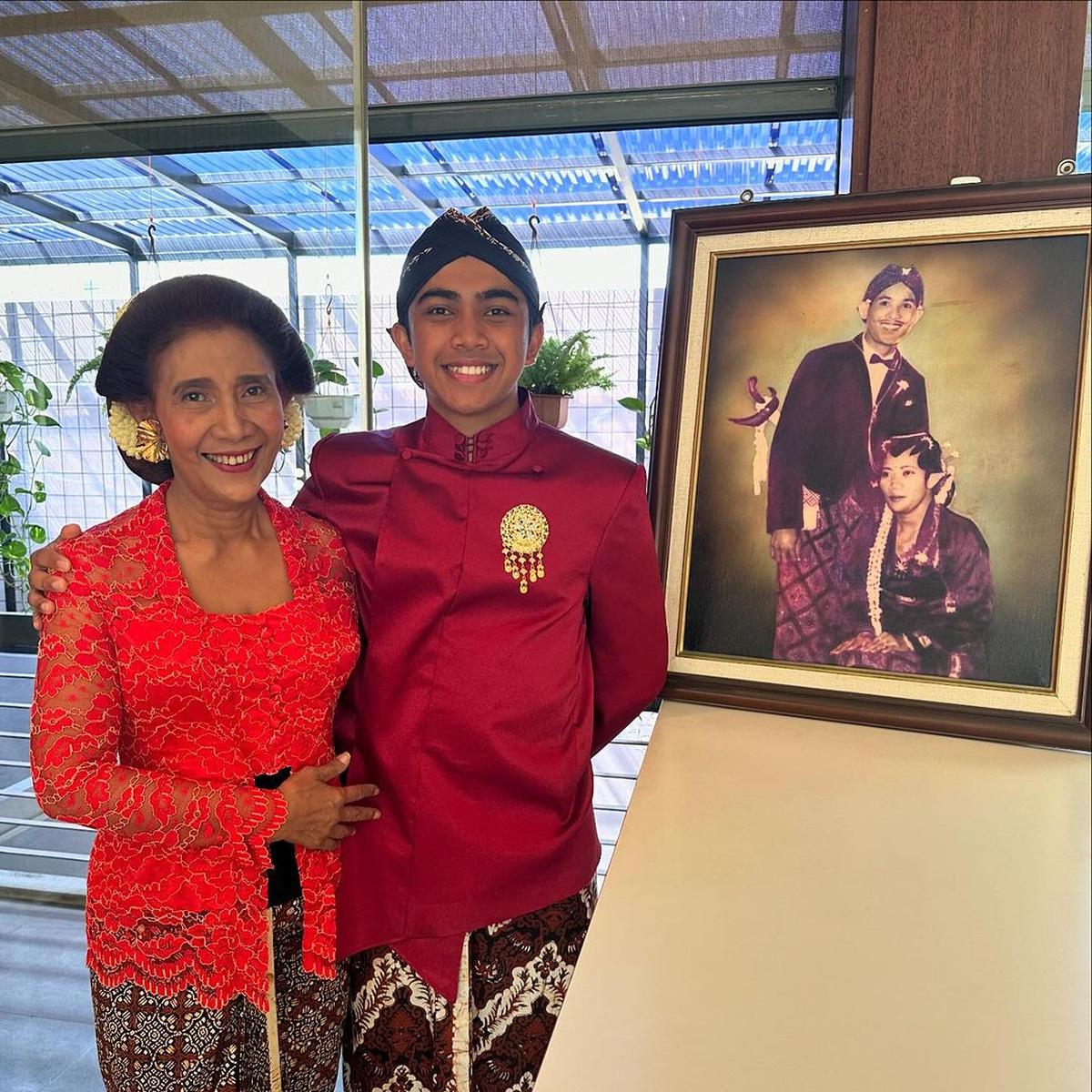 Susi Pudjiastuti Anggun Berkebaya Dipelukan Dua 'Pangeran' Tampan