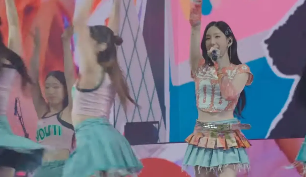 Penampilan memukau Taeyeon di atas panggung. Dia begitu totalitas menyanyikan puluhan lagu. (Foto: YouTube/ Taeyeon Official)