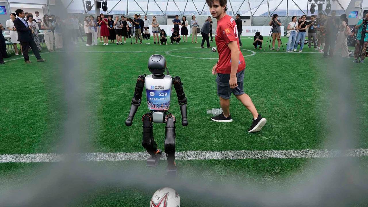FOTO: Aksi Seru Robot Humanoid Main Bola Jelang World Humanoid Robot Games 2025