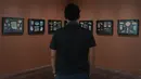 Pengunjung melihat sejumlah karya yang dipamerkan dalam pameran As all gather in commons yang menghadirkan karya lima seniman, Dian Utami, Ella Wijt, Meliantha Muliawan, Sekarputi Sidhiawati, dan Theresia Agustina Sitompul. Pameran ini mengangkat tema domestisitas, identitas, masa kanak-kanak, perempuan, dan keibuan melalui beragam medium, mulai dari lukisan, tekstil, keramik, cetakan, karya tiga dimensi hingga benda temuan. (KLY/Budy Santoso)